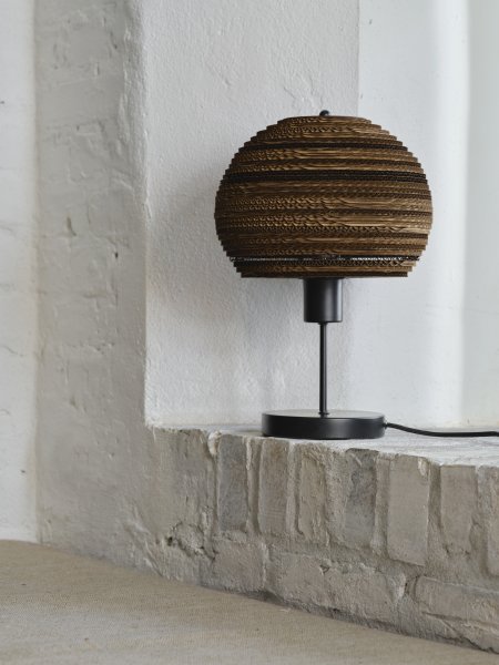 Cardboard Ball 38cm Brun bordlampe Fra Ledvance - Skjermen laget av flere lag papp skaper et vakkert lysspill i rommet n&aring;r det er opplyst og bidrar til en varm og naturlig atmosf&aelig;re.