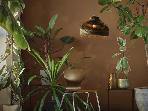 Cardboard Hat Ø36 Brun Taklampe Fra Ledvance - Skjermen laget av flere lag papp skaper et vakkert lysspill i rommet når det er opplyst og bidrar til en varm og naturlig atmosfære.