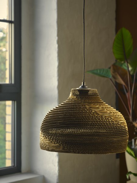 Cardboard Hat Ø36 Brun Taklampe Fra Ledvance - Skjermen laget av flere lag papp skaper et vakkert lysspill i rommet når det er opplyst og bidrar til en varm og naturlig atmosfære.