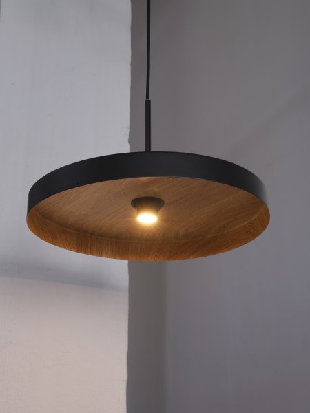Zoom bilde av Plate Wood Ø40 Svart Taklampe Fra Osram - som gir et fint og varmt lysspredning i rommet.