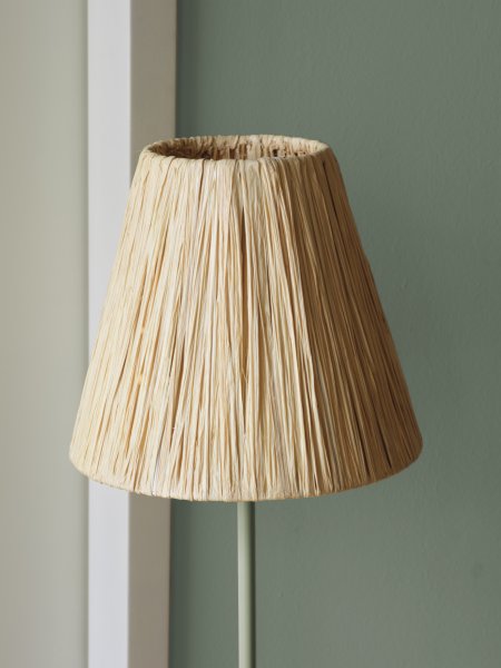 Raffia Natur gulvlampe Fra Osram - Skjermen laget av raffia-palmer i kombinasjon med det gr&oslash;nne metallet bidrar med en varm og naturlig atmosf&aelig;re til rommet.
