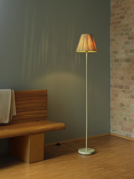 Raffia Natur gulvlampe Fra Osram - Skjermen laget av raffia-palmer i kombinasjon med det gr&oslash;nne metallet bidrar med en varm og naturlig atmosf&aelig;re til rommet.