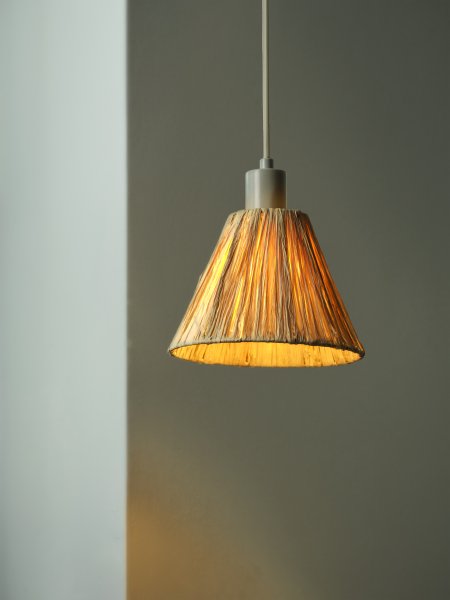 Raffia Ø20 Natur Taklampe Fra Ledvance - Skjermen laget av raffia-palmer i kombinasjon med det gr&oslash;nne metallet bidrar med en varm og naturlig atmosf&aelig;re til rommet.