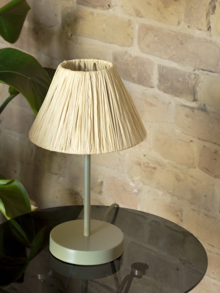 Raffia 33cm Natur bordlampe Fra Osram - Skjermen laget av raffia-palmer i kombinasjon med det gr&oslash;nne metallet bidrar med en varm og naturlig atmosf&aelig;re til rommet.