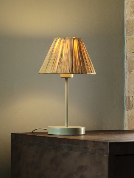 Raffia 33cm Natur bordlampe Fra Osram - Skjermen laget av raffia-palmer i kombinasjon med det gr&oslash;nne metallet bidrar med en varm og naturlig atmosf&aelig;re til rommet.