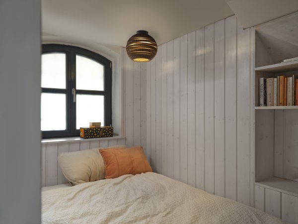 Cardboard Ball Ø26 Brun plafond Fra Ledvance - Skjermen laget av flere lag papp skaper et vakkert lysspill i rommet når det er opplyst og bidrar til en varm og naturlig atmosfære.