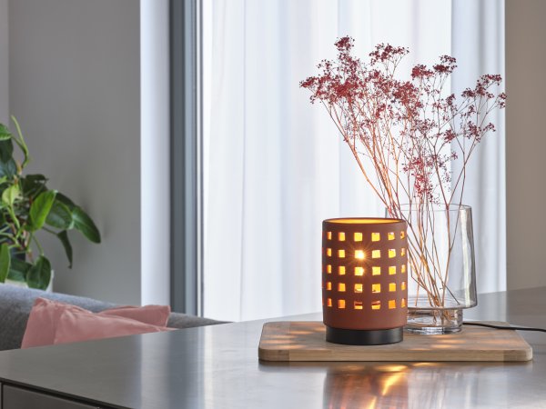 Zoom bilde av Clay Windows 15cm Brun bordlampe Fra Osram - Placera f&ouml;rslagsvis i vardagsrummet som st&auml;mningsbelysning eller i sovrummet som s&auml;nglampa.