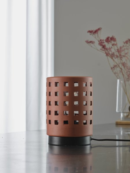 Zoom bilde av Clay Windows 15cm Brun bordlampe Fra Osram - Placera f&ouml;rslagsvis i vardagsrummet som st&auml;mningsbelysning eller i sovrummet som s&auml;nglampa.