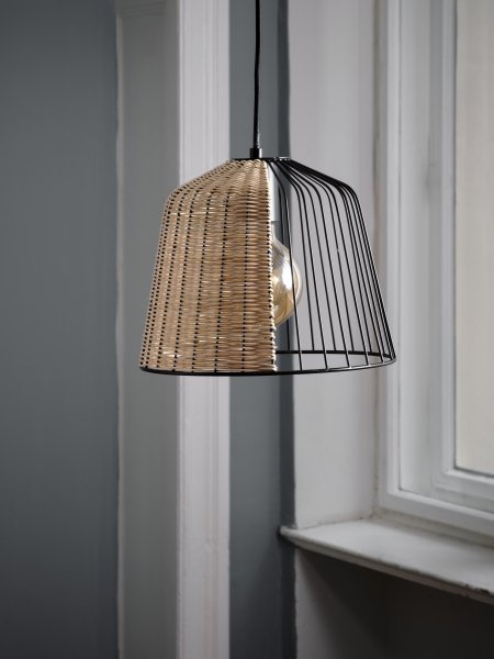 Cage Bell Ø26 Svart Taklampe Fra Ledvance - Den sorte metallskjermen i kombinasjon med detaljene i rotting bidrar til en koselig atmosfære til rommet.