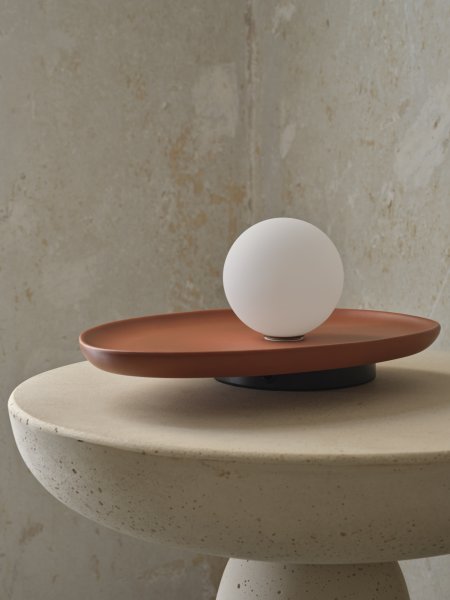 Clay Nest 14cm Brun bordlampe Fra Ledvance - Glaskupan i opal som omfamnar ljusk&auml;llan skapar ett fint och bl&auml;ndfritt ljus i rummet.