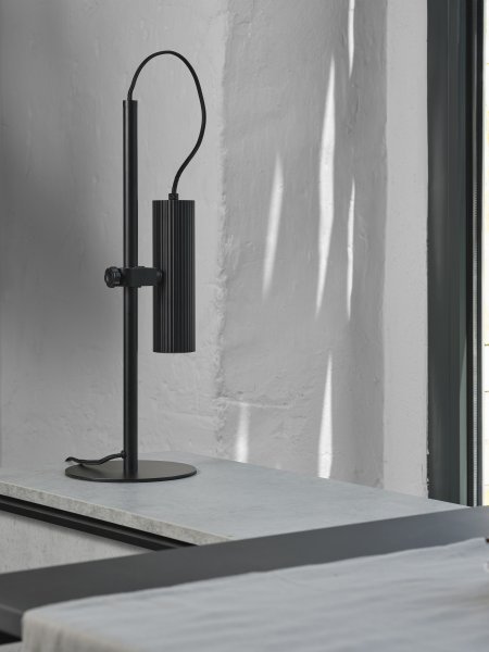 Drums 50cm Svart skrivebordslampe Fra Ledvance - Drums er en moderne bordlampe med minimalistisk design.