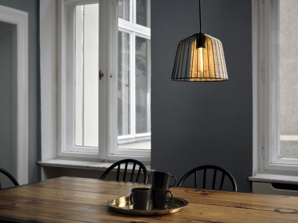 Cage Bell Ø26 Svart Taklampe Fra Ledvance - Den sorte metallskjermen i kombinasjon med detaljene i rotting bidrar til en koselig atmosfære til rommet.