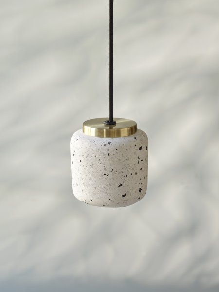 Terrazzo Ball Ø10 Hvit Taklampe Fra Ledvance - Detaljerna i m&auml;ssing bidrar med en elegans till rummet.