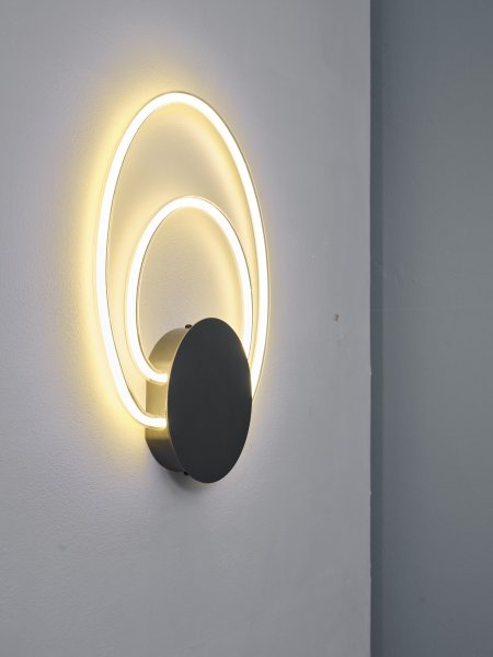 Helios 40cm Svart vegglampe Fra Ledvance - Lampan har tv&aring; olika belysningspunkter med integrerad LED, ett indirekt ljus bakom v&auml;ggplattan och cirkelarna.