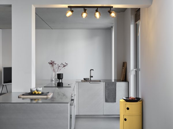 Firefly 4 Svart spotlight Fra Ledvance - De r&ouml;rliga spotlightsen med sk&auml;rmar av gr&aring;tonat glas i kombination med de guldiga detaljh&ouml;ljet som omfamnar ljusk&auml;llorna bidrar med en elegans till rummet.