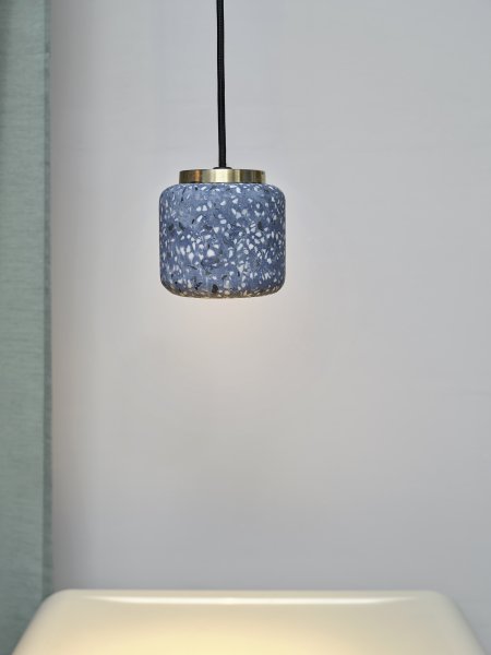 Terrazzo Ball Ø10 Blå Taklampe Fra Osram - Detaljerna i m&auml;ssing bidrar med en elegans till rummet.