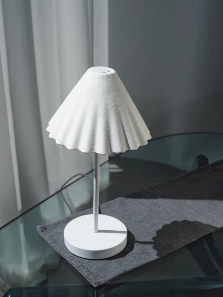 Pulp 40cm Hvit bordlampe Fra Ledvance - Den dekorative papirskjermen gir en fin spredning av lys i rommet.