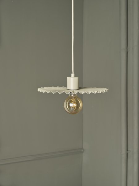 Plissee Ø30 Beige Taklampe Fra Osram - Den v&aring;giga sk&auml;rmen skapar ett vackert ljusspel i rummet n&auml;r lampan &auml;r t&auml;nd.