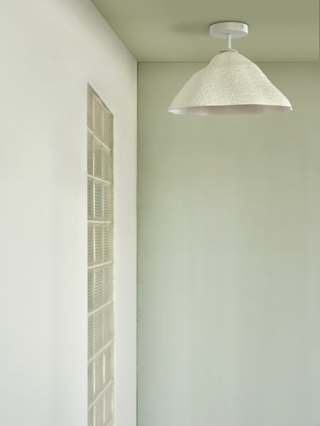 Lotus Leaf Ø40 Hvit plafond Fra Ledvance - Den dekorative papirskjermen gir en fin spredning av lys i rommet.