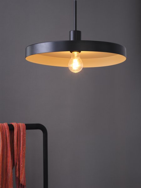 Plate Ø40 Svart Taklampe Fra Ledvance - Innsiden av skjermen har en beige farge som gir en fin og skarp lysspredning i rommet.