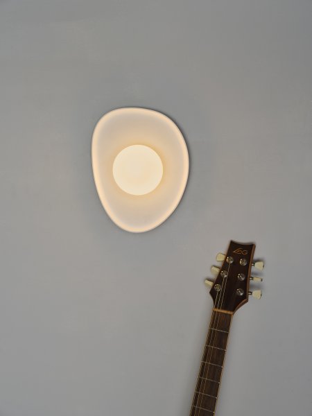 Plaster Nest 26cm Hvit vegglampe Fra Ledvance - Glaskupan i opal som omfamnar ljusk&auml;llan skapar ett fint och bl&auml;ndfritt ljus i rummet.