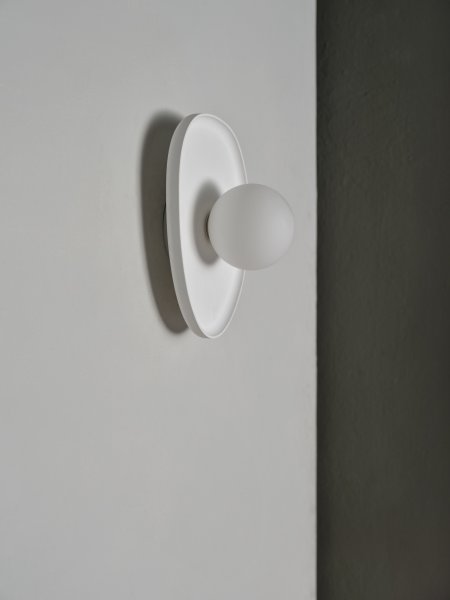 Plaster Nest 26cm Hvit vegglampe Fra Ledvance - Glaskupan i opal som omfamnar ljusk&auml;llan skapar ett fint och bl&auml;ndfritt ljus i rummet.