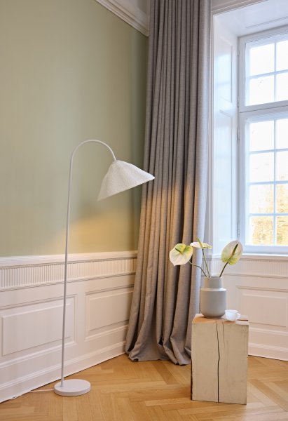 Lotus Leaf Hvit gulvlampe Fra Ledvance - Lotus Leaf &auml;er en vakker gulvlampe laget av papirmache&eacute; og stil.