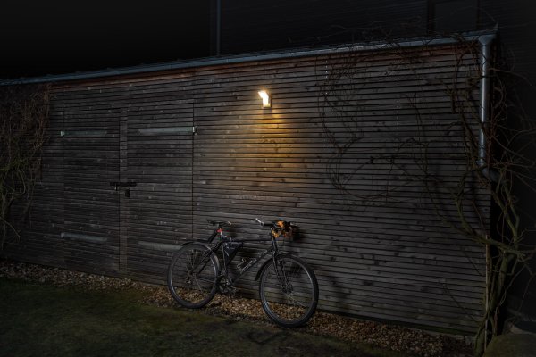 PRO Spot Sensor 16W Mørk grå utendørslampe Fra Osram - Den inbyggda r&ouml;relse-&nbsp;och skymningssensorn g&ouml;r att lampan t&auml;nds automatiskt vid r&ouml;relse i m&ouml;rker, vilket ger b&aring;de s&auml;kerhet och energieffektivitet.