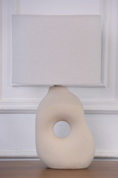 Pikazo 45cm Beige bordlampe Fra Lampan - Pikazo bordlampe i beige har en skulpturell keramisk base med dekorative h&aring;r og en matchende linskjerm.