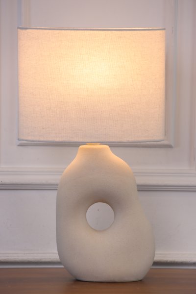 Pikazo 45cm Beige bordlampe Fra Lampan - Pikazo bordlampe i beige har en skulpturell keramisk base med dekorative h&aring;r og en matchende linskjerm.