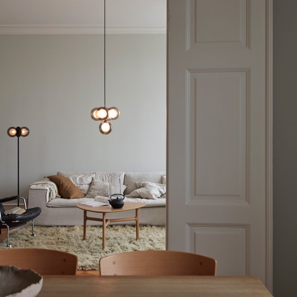 Discus Svart gulvlampe Fra CO Bankeryd - De opalglasskuppelene er innkapslet i røkt glass som gir et varmt dekorativt lys i rommet.