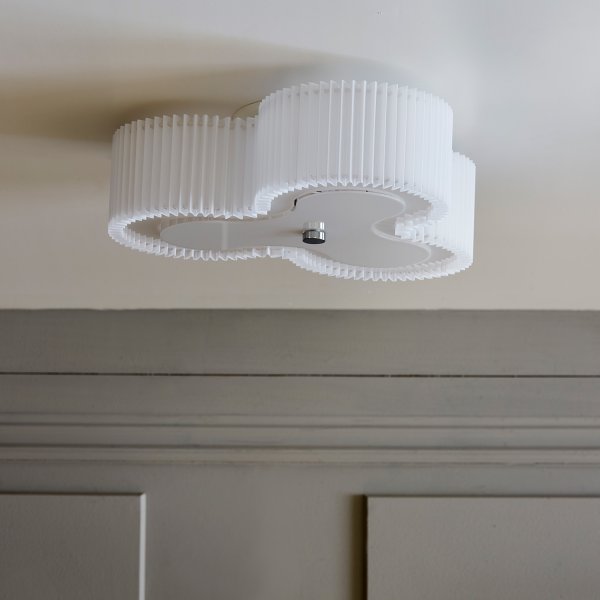 Kolme Ø70 Hvit plafond Fra CO Bankeryd - Kolme er en unik og stilig taklampe laget av vinyl, som med sitt skulpturelle design tilf&oslash;rer hjemmet ditt et kunstnerisk uttrykk.