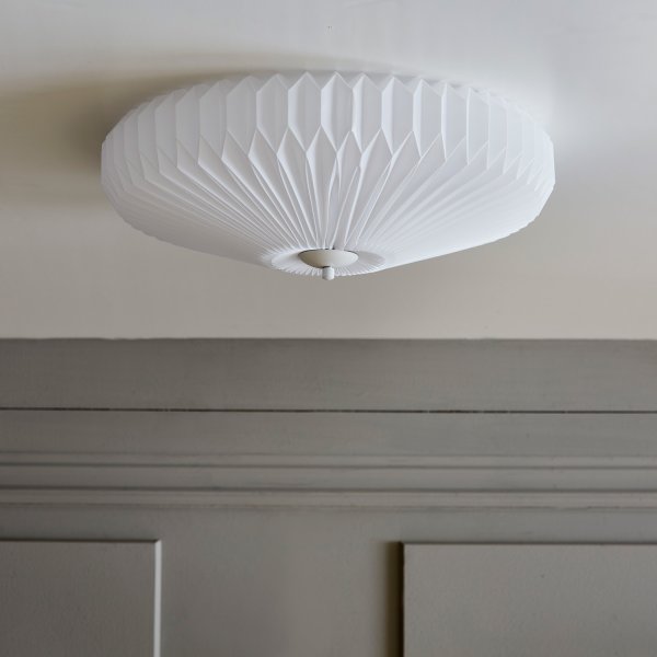 Linn Ø50 Hvit plafond Fra CO Bankeryd - Linn er et ideelt valg for de som leter etter en dekorativ og funksjonell belysningsløsning som gir taket ditt et kunstnerisk løft.