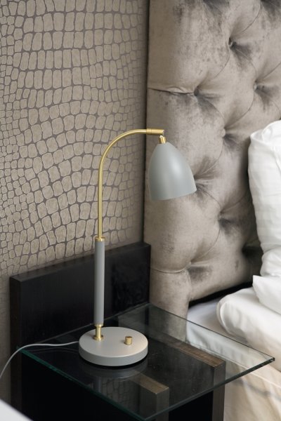 Deluxe 50cm Grå skrivebordslampe Fra Belid - Deluxe er en stilig bordlampe med vakre detaljer i messing.