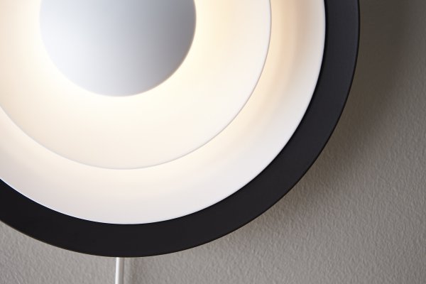 Diablo Ø40 Svart vegglampe Fra Belid - hverandre, noe som skaper et virkelig stilig utseende og ikke minst en stemningsfull lyseffekt i rommet ditt.