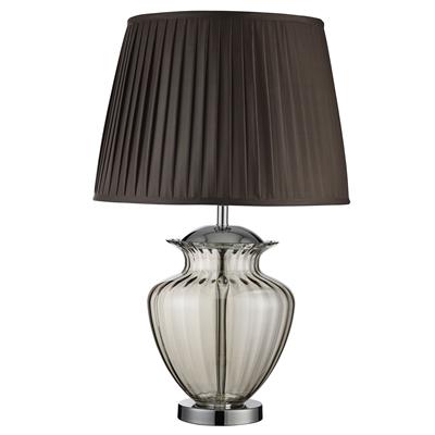 Elina 70cm Brun bordlampe Fra Searchlight - Lampen har en base av metall satin sølv og en glasskuppel i ravfarget glass som skaper en myk og sofistikert form.