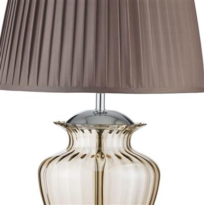 Elina 70cm Brun bordlampe Fra Searchlight - Lampen har en base av metall satin sølv og en glasskuppel i ravfarget glass som skaper en myk og sofistikert form.