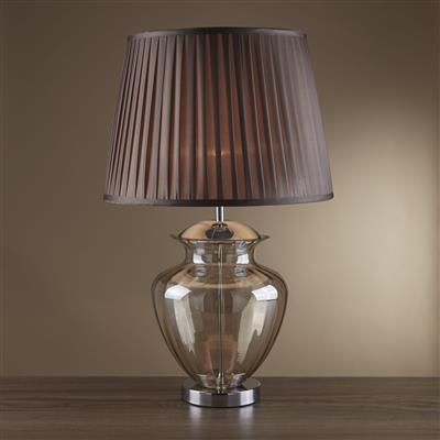 Elina 70cm Brun bordlampe Fra Searchlight - Lampen har en base av metall satin sølv og en glasskuppel i ravfarget glass som skaper en myk og sofistikert form.