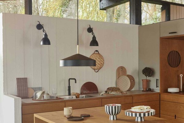 Hatto Ø30 Svart Taklampe Fra OYOY - Hatto pendellampe i svart har et stilig design med matt finish, elegante messingdetaljer og tekstilledning.