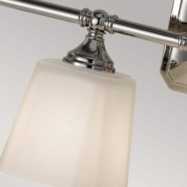Concord 76cm Krom baderomslampe Fra Elstead Lighting - Med en IP44-klassifisering er Concord beskyttet mot fuktighet og vannsprut, noe som gjør den ideell for plassering ved speilet eller langs veggen.
