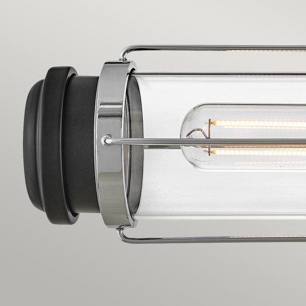 Masthead 60cm Krom baderomslampe Fra Elstead Lighting - Laget av stål og glass har den en sofistikert polert kromfinish kombinert med sorte detaljer som gir et luksuriøst og tidløst uttrykk.