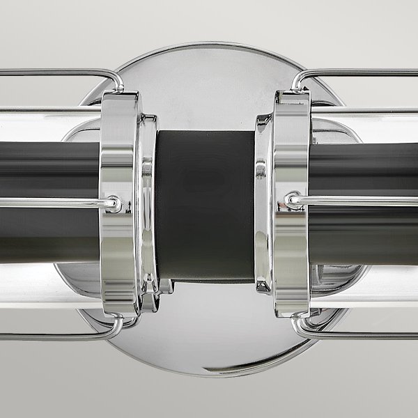 Masthead 60cm Krom baderomslampe Fra Elstead Lighting - Laget av stål og glass har den en sofistikert polert kromfinish kombinert med sorte detaljer som gir et luksuriøst og tidløst uttrykk.