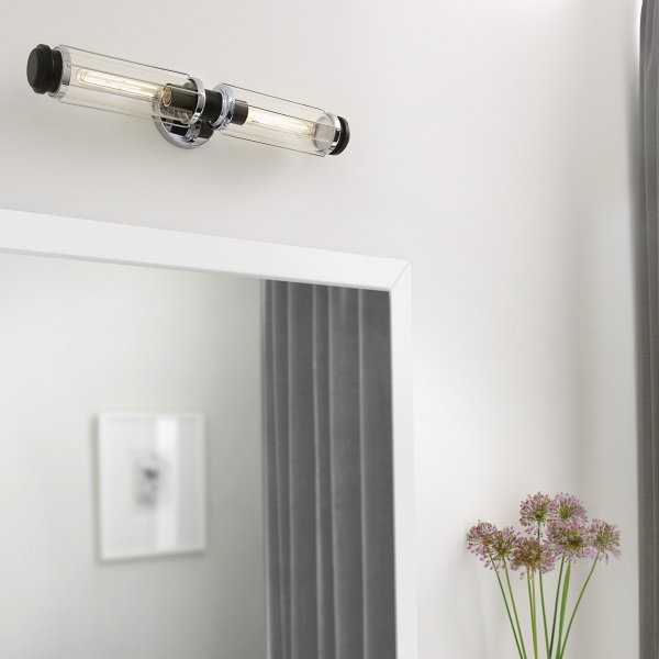 Masthead 60cm Krom baderomslampe Fra Elstead Lighting - Laget av stål og glass har den en sofistikert polert kromfinish kombinert med sorte detaljer som gir et luksuriøst og tidløst uttrykk.