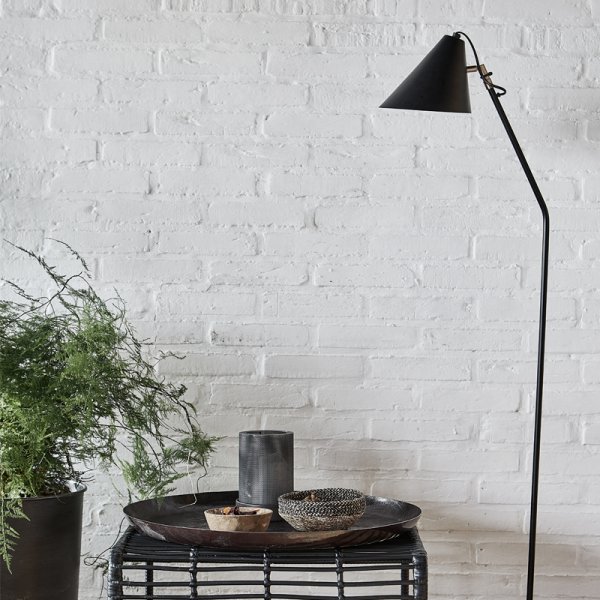 Club Svart gulvlampe Fra House Doctor - Det skaper atmosfære – både med sin glans og sin design.