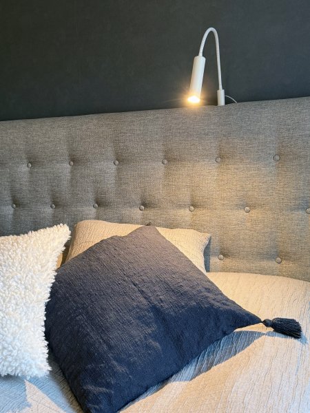 Artic Flex Hvit leselampe Fra Aneta Lighting - Leveres med en integrert LED-lyskilde med dimmerfunksjon som er lett tilgjengelig p&aring; lampehodet.