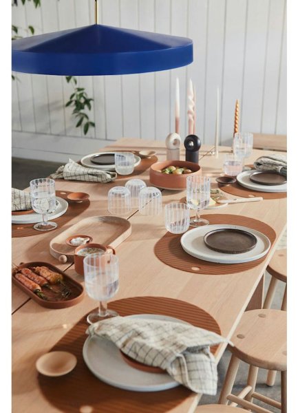 Hatto Ø65 Blå Taklampe Fra OYOY - Hatto-pendelen i blått har et stilig design med matt finish, elegante messingdetaljer og tekstilledning.