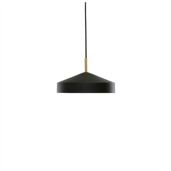 Hatto Ø30 Svart Taklampe Fra OYOY - Hatto pendellampe i svart har et stilig design med matt finish, elegante messingdetaljer og tekstilledning.