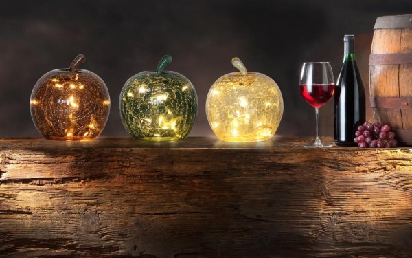 Äpple 22cm Brun bordlampe Fra Pixie Design - Den er utstyrt med en timer og en praktisk 5-trinns dimmer for &aring; justere lyset etter behov, noe som gj&oslash;r den perfekt for b&aring;de arbeidsbelysning og koselig kveldsbelysning.