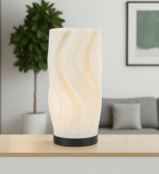 Caisa 30cm Hvit bordlampe Fra Pixie Design - Lampen har et vakkert hvitt glass med en b&oslash;lgeformet struktur som sprer lyset mykt og skaper en varm atmosf&aelig;re i rommet.