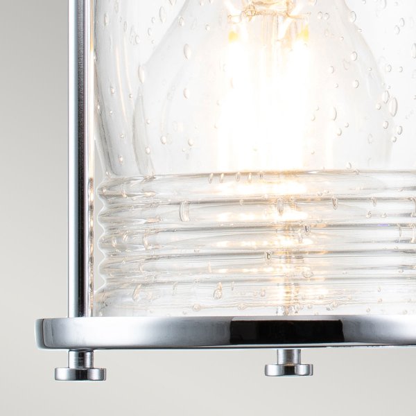 Ashland Bay 85cm Krom baderomslampe Fra Elstead Lighting - Laget av stål og glass, tilbyr den en luksuriøs polert kromfinish og fire vakkert teksturerte glass som sprer lyset.